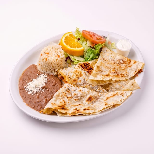 Quesadilla de Pollo, Res o Chorizo.